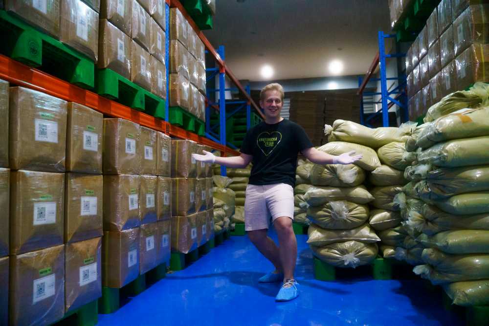 Sklad baleného kratomu v Indonésii